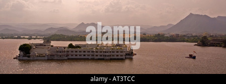 Vue sur le Lake Palace (Jal Mahal) et Royal Barge sur le lac Pichola avec Arivalli collines en arrière-plan Udaipur Rajasthan Inde Banque D'Images
