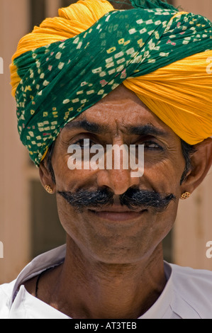 L'homme en jaune et vert Turban fumeurs de narguilé avec des rides visage merveilleux Banque D'Images