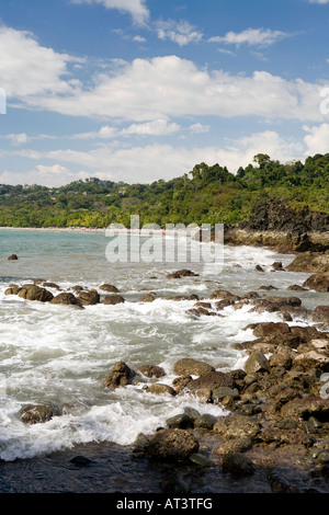 Costa Rica Quepos Manuel Antonio rocky shore entre Playa Espadilla Sur et plages Norte Banque D'Images