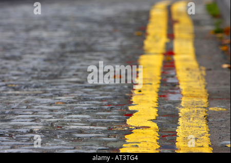 Cette chambre double lumineuse lignes jaunes aucun stationnement marquages routiers sur la vieille rue pavée, quartier de la cathédrale de Belfast City Centre Banque D'Images