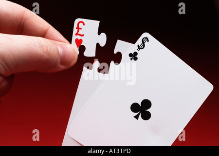 Remplir l'homme paire de cartes montrant les symboles de devises avec jigsaw piece Banque D'Images