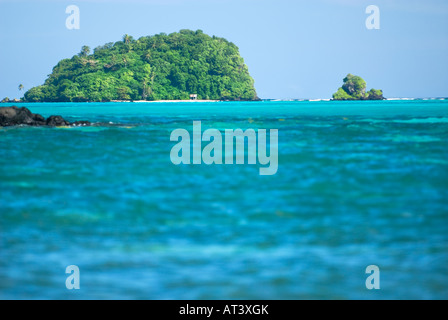 Rêve de l'île Samoa Samoa bleu vert mer eaux sud soleil mer de Southsea vagues sauvages du Pacifique vacances sentiment lagoon reef deep blue Banque D'Images