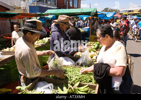 Costa Rica Cartago Parque San Rafael Saturday Market vegetable stall femme acheter haricots long Banque D'Images