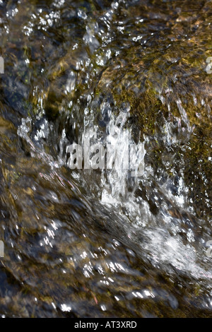 L'eau qui tourbillonne dans une rivière de montagne au Pays de Galles Banque D'Images