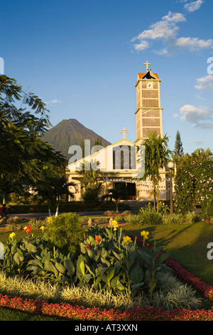 Costa Rica La Fortuna Volcan Arenal Volcano derrière l'église tôt le matin Banque D'Images