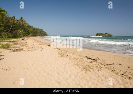 Costa Rica Côte Des Caraïbes Puerto Viejo de Talamanca Cocles sunbather solitaire sur plage de sable fin Banque D'Images