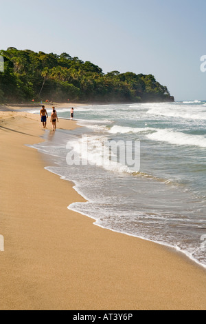 Costa Rica Côte Des Caraïbes Puerto Viejo de Talamanca Cocles promeneurs sur plage de sable fin Banque D'Images