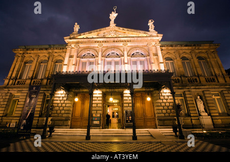 Costa Rica San Jose Plaza de la Cultura Teatro Nacional Théâtre National à l'extérieur nuit Banque D'Images