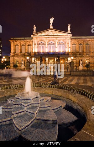 Costa Rica San Jose Plaza de la Cultura fontaine en face du Théâtre National Théâtre National de nuit Banque D'Images