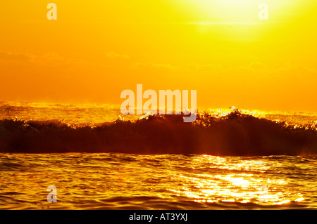 Soirée coucher de soleil sur Delray public Beach Florida avec un éclat de soleil doré se reflétant sur les vagues de l'océan. Autoroute A1A N Ocean Blvd. Plages écologiques et océans biodivers. Banque D'Images