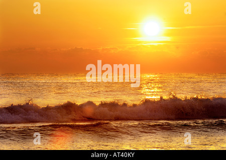 Soirée coucher de soleil sur Delray public Beach Florida avec un éclat de soleil doré se reflétant sur les vagues de l'océan. Autoroute A1A N Ocean Blvd. Plages écologiques et océans biodivers. Banque D'Images