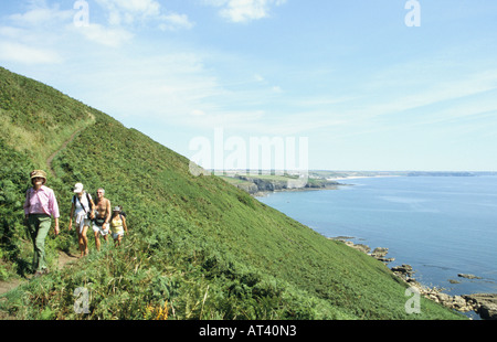 Les promeneurs sur le sentier côtier du sud-ouest près de Lands End en Cornouailles UK Banque D'Images