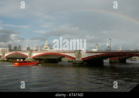 Tamise avec bateau rouge passant sous Blackfriars Bridge et arc-en-dessus de London, UK Banque D'Images