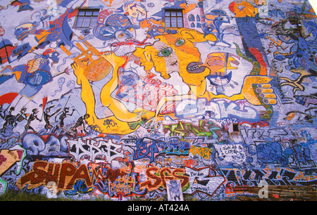 Les peintures murales à l'East Side Gallery l'une des dernières pièces d'origine du mur de Berlin Friedrichshain Berlin Allemagne Banque D'Images