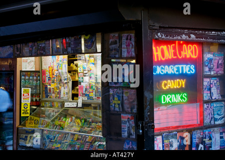 Stand de journaux et des néons à Manhattan, NEW YORK CITY Banque D'Images