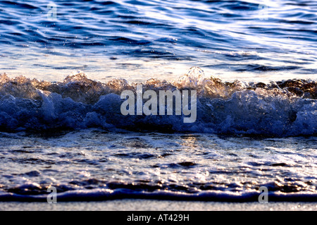 Soirée coucher de soleil sur Delray public Beach Florida avec un éclat de soleil doré se reflétant sur les vagues de l'océan. Autoroute A1A N Ocean Blvd. Plages écologiques et océans biodivers. Banque D'Images