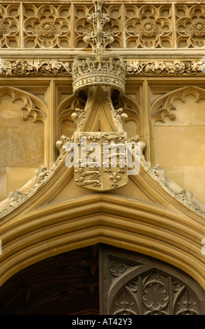 Close up of college crest ci-dessus entrée de King's College de Cambridge en Angleterre Banque D'Images