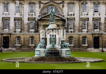 Voir l'établissement de Gibbs et fontaine des statues dans la cour avant du King's College de Cambridge en Angleterre Banque D'Images