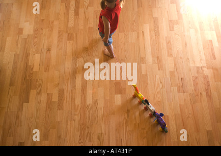 Enfant jouant avec les jouets en bois Banque D'Images