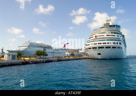 Le navire de croisière Carnival Fantasy s'arrête à Nassau dans les îles de Grand Bahama Banque D'Images