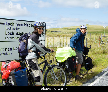 Les cyclistes sur un circuit touristique dans les Hébrides extérieures de l'île de North Uist à côté de la route, la marque d'Lochmaddy. L'Écosse, Royaume-Uni Banque D'Images