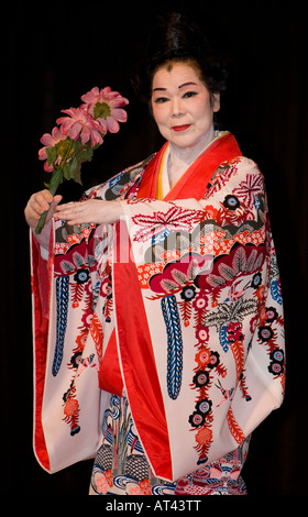 Danseuse d'okinawa traditionnel avec des fleurs Banque D'Images