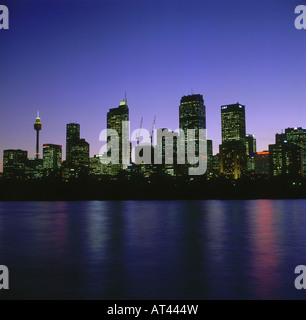 Géographie / voyages, Australie, Nouvelle-Galles du Sud, Sydney, vue sur la ville / paysages urbains, horizon avec tour de Sydney, vue de Macquaries point, vue de nuit, Banque D'Images