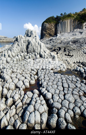 Formations de roche volcanique à Stolbchaty Cap sur l'île de Kunashir Île Kuril en Extrême-Orient russe de la chaîne Banque D'Images