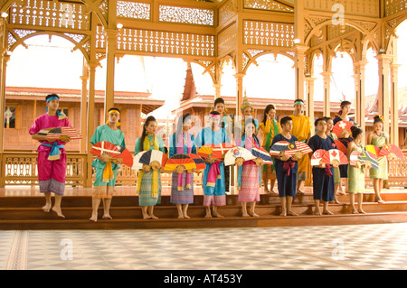 La danse traditionnelle thaïlandaise au Vimanmek Teak Mansion Bangkok Thaïlande Banque D'Images