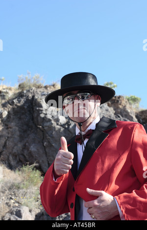 L'homme en manteau rouge et noir hat au Carnaval parade Los Gigantes Tenerife Espagne Banque D'Images