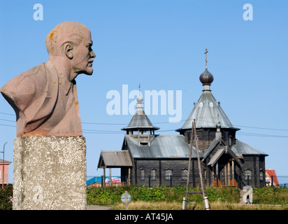 Buste de Lénine et l'église en bois sur l'île de Kunashir Kurilsk Yuzhno Kouriles en Extrême-Orient russe de la chaîne de l'île Banque D'Images