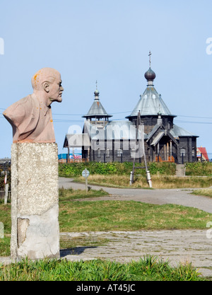 Buste de Lénine et l'église en bois sur l'île de Kunashir Kurilsk Yuzhno Kouriles en Extrême-Orient russe de la chaîne de l'île Banque D'Images