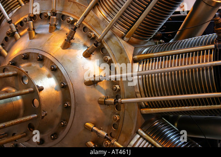 Close up de moteurs d'avion radiaux montrant entourant les pistons derrière hélices Banque D'Images