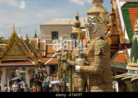 Grand monstre mythique gardien des statues qui marchent par sur le terrain de la Grand Palace Bangkok Thaïlande Banque D'Images