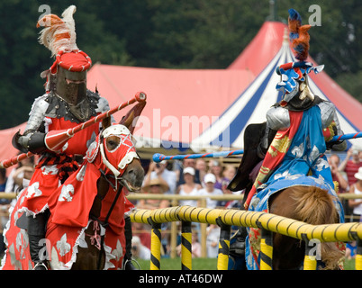 Les Chevaliers de Tournoi à cheval à un événement de reconstitution médiévale période colorée montrant Coat of Arms & Armour Détails Banque D'Images