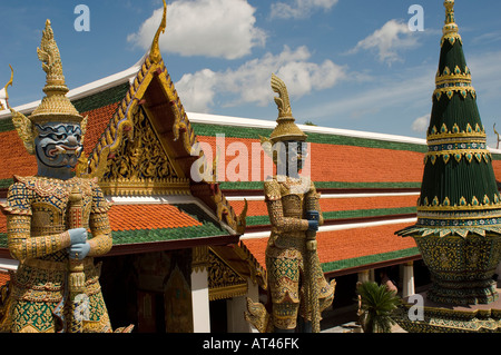 Grand monstre mythique statues gardent l'entrée du Grand Palais à Bangkok, Thaïlande Banque D'Images
