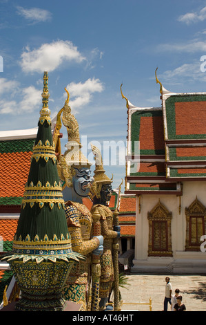 Grand monstre mythique gardien des statues à côté de l'Ho Phra Nak s'appuyant sur les motifs du Grand Palace Bangkok Thaïlande Banque D'Images