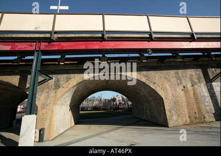 Tourné à grand angle de Lewisham pont ferroviaire à Cornmill Gardens, Lewisham Banque D'Images