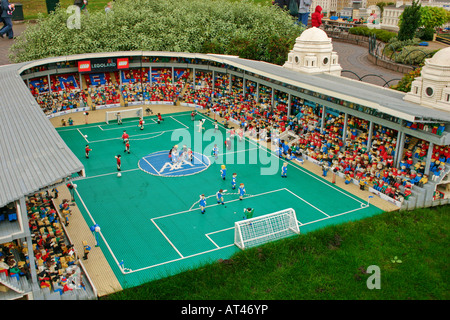 Modèle Lego du vieux stade de Wembley avec deux tours jumelles à Legoland Windsor Banque D'Images