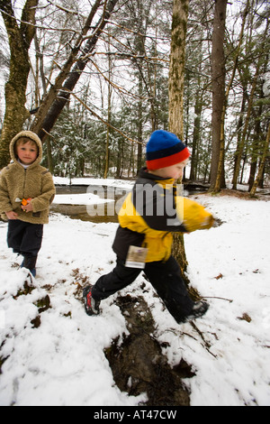 De jeunes garçons jouent dans une neige de printemps dans la région de Barrington, New Hampshire. Banque D'Images