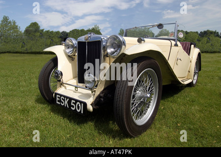 Un classique vintage British MG TC Voiture de sport sur l'herbe Banque D'Images