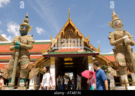 Grand monstre mythique statues gardent l'entrée du Grand Palais à Bangkok, Thaïlande Banque D'Images