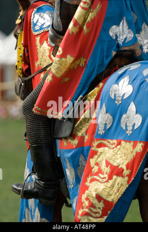 Chevalier à cheval à un événement de reconstitution médiévale période colorée montrant des armoiries détail Banque D'Images