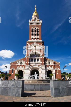 La Basilique Notre Dame de Paris à Albert dans la région de la Somme, France Banque D'Images