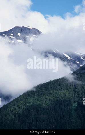 Au-dessus des montagnes de la côte cours inférieur de la rivière Skeena entre Terrace et Prince Rupert en Colombie-Britannique Banque D'Images