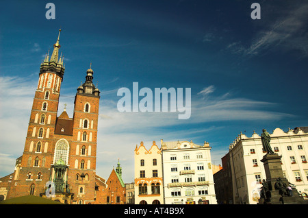 Une prise de vue au grand angle de Cracovie, Pologne. L'église St Mary et la statue d'Adam Mickiewicz Banque D'Images