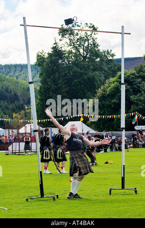 Lonach Highland Games à Strathdon, Grampian, en Écosse. Concurrent vêtu du costume traditionnel kilt lancer 56lb poids sur le bar Banque D'Images