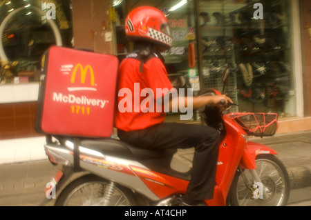 McDonalds livraison sur Bangkok Thaïlande moto Banque D'Images