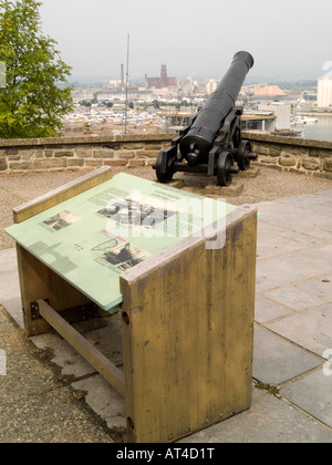 Un canon et panneau d'information sur le mur des fortifications de Québec, avec vue sur la ville de Québec Canada Banque D'Images