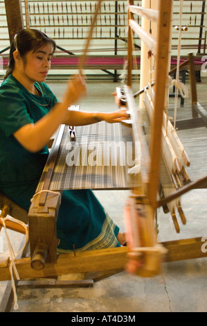 Faire de la soie traditionnelle dans le village d'artisanat de Bo Sang près de la Thaïlande Chiang Mai Banque D'Images